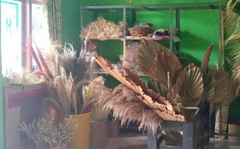 Daun Kering Berserakan Diubah Andra Jadi Kerajinan Bernilai Jual Tinggi