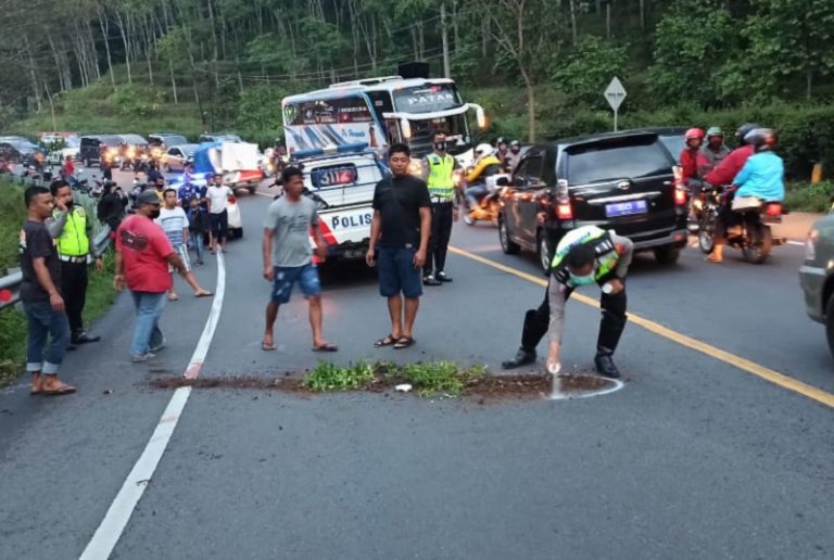 Tergelincir Air Hujan, Mahasiswi Tewas Tabrak Lari di Jalan Raya Jambu