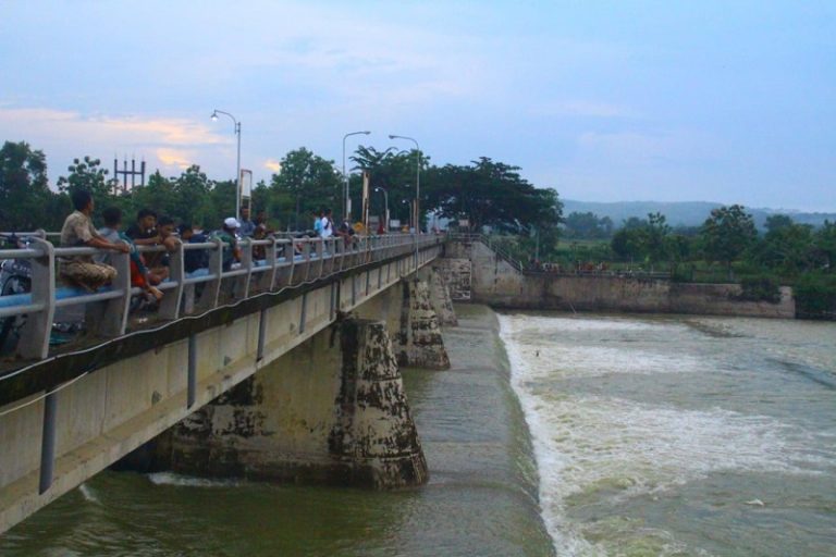 Keelokan Laut Utara Sedayulawas Lamongan Tercemar karena Dampak Musim Hujan