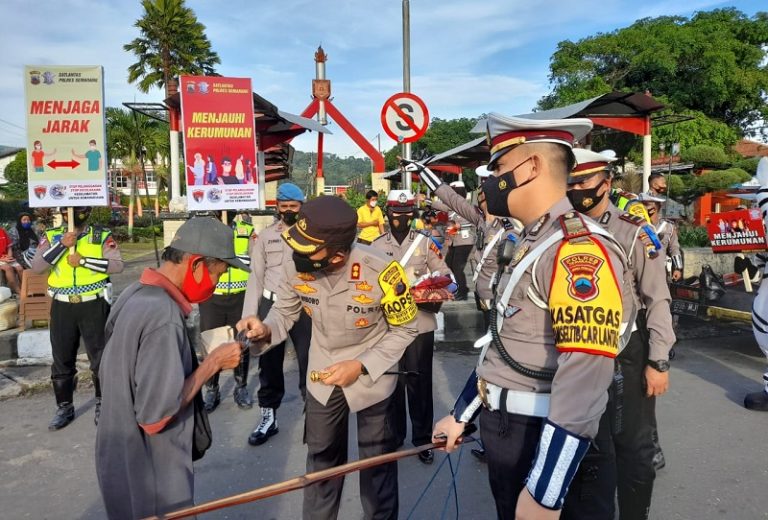 Giat Simpati di Jumat Berkah, Kapolres Semarang Bagikan Nasi Bungkus dan Masker
