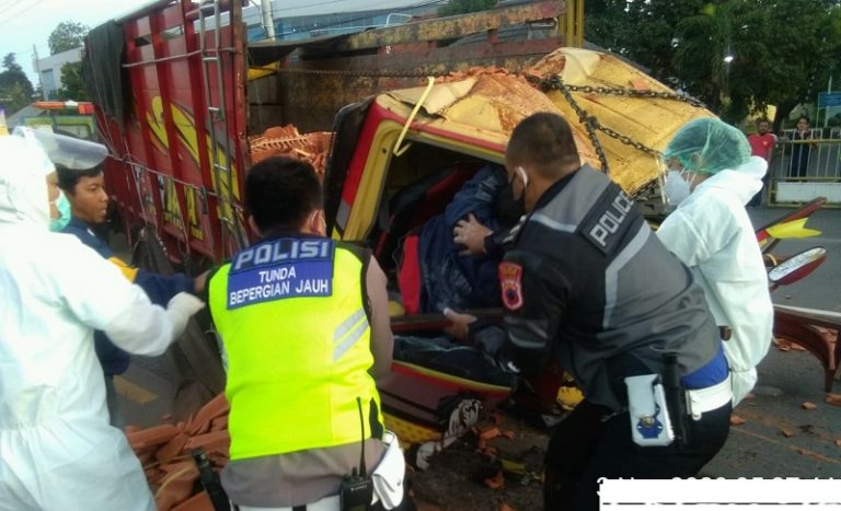 Truk Muatan Genteng Kecelakaan di Depan SPBU Karangjati, Begini Kondisi Sopir dan Penumpang