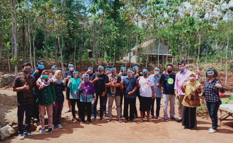 UNS Ajak Masyarakat Alasombo Sukoharjo Hadapi Kekeringan dengan Bertanam Kunyit Secara Agroforestri