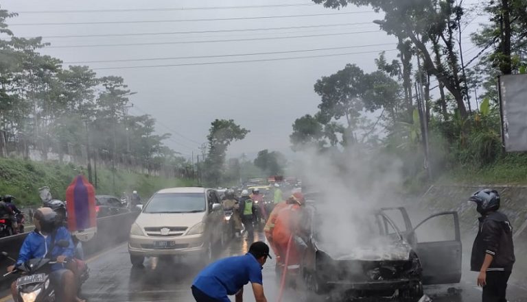 Konsleting, Mobil Wisatawan Dusun Semilir Terbakar di Tanjakan Bawen