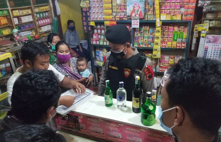 Operasi Cipkon Sisir Toko dan Warung, Polres Semarang Amankan Ratusan Botol Miras