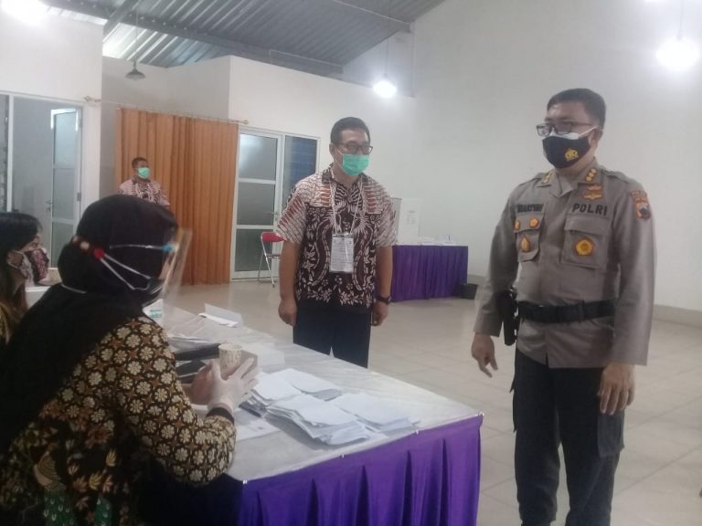 Pantau TPS 8 Kelurahan Sidomulyo, Kombes Iriansyah Puji Semangat KPPS