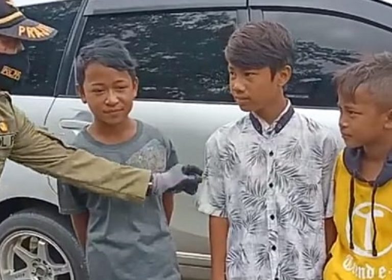 Mulai Berlaku PKM, Tiga Bocah tak Bermasker Dihukum Baca Pancasila