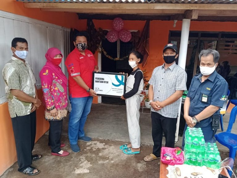 Coca-Cola Amatil Indonesia Bersama Forum TJSLP Renovasi Rumah Warga Asinan