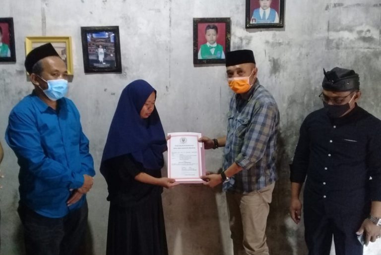 Tiga Pekerja DLH Meninggal Dianugrahi DPRD Kabupaten Semarang Penghargaan “Pejuang Kebersihan” Tiga Pekerja DLH Meninggal Dianugrahi DPRD Kabupaten Semarang Penghargaan “Pejuang Kebersihan”
