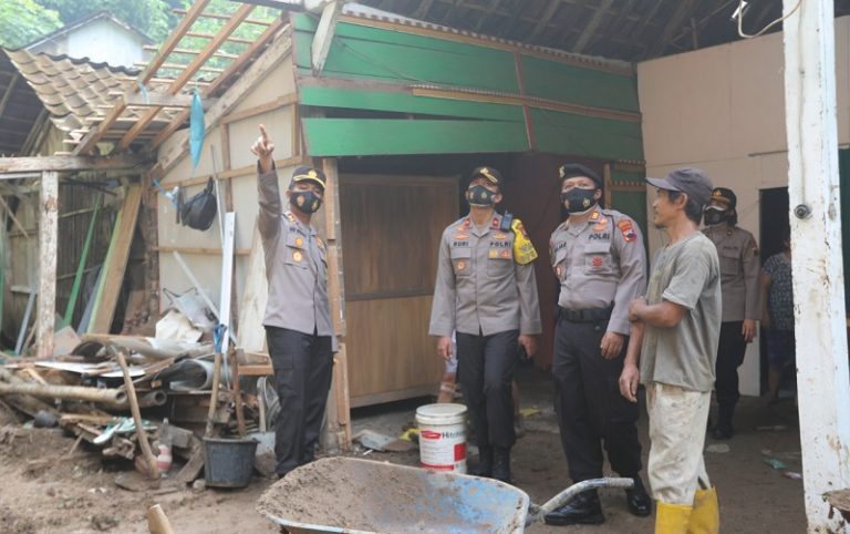 Tinjau Rumah Tertimpa Longsor, Kapolres Semarang: Waspada Cuaca Ekstrem