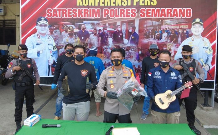 penusukan ft