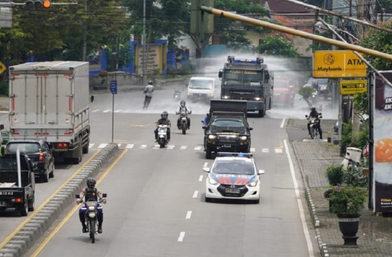 Usai Sertijab Empat Jajaran, Kapolres Semarang Giatkan Semprot Pasar dan Alun-Alun Usai Sertijab Empat Jajaran, Kapolres Semarang Giatkan Semprot Pasar dan Alun-Alun