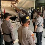 Kapolres Semarang AKBP Ari Wibowo memimpin upacara serah terima jabatan (sertijab) empat jajaran, yakni Kasat Sabhara, Kapolsek Tengaran, Kapolsek Getasan, dan Kapolsek Bringin di ruang lobi Polres Semarang, Selasa, (26/1/2021).