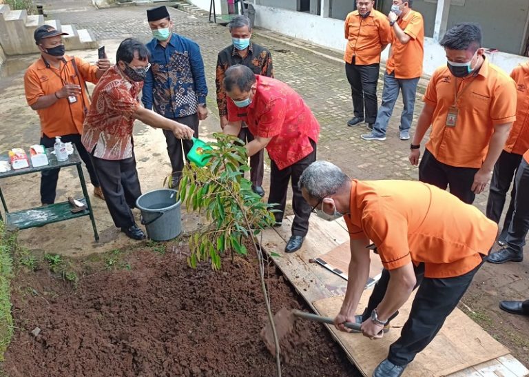 Peduli Kelestarian Lingkungan Panti Asuhan, Wabup Tanam Alpukat Bersama PT Pos Indonesia