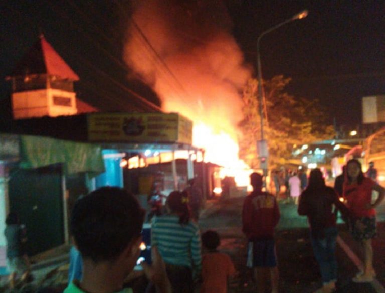 Diduga Dipicu Kompor Nasi Rames, 6 Kios Depan Apac Inti Ludes Terbakar Diduga Dipicu Kompor Nasi Rames, 6 Kios Depan Apac Inti Ludes Terbakar