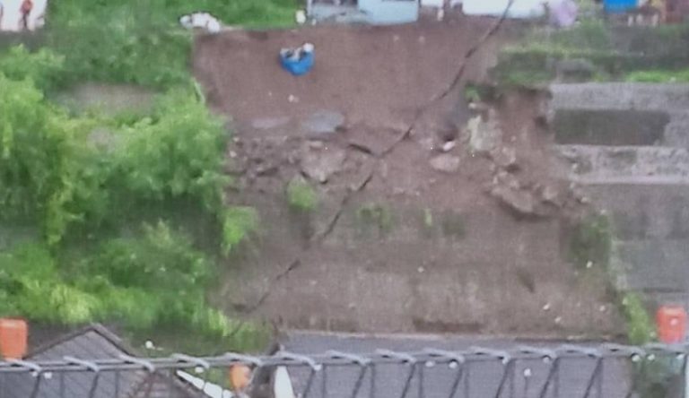 Empat Rumah Longsor di Jomplangsari, Nenek Bersama Cucu Tewas Tertimbun