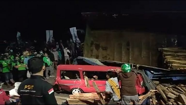 Truk Terguling Timpa 2 Mobil Rombongan Takziah, 2 Warga Gedanganak Ungaran Tewas