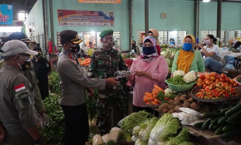 Polres Semarang Bagikan Ribuan Masker Secara Serentak di Pasar