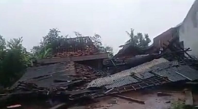 Puting Beliung Osak-asik Mranggen, 180 Rumah Rusak dan 1 Roboh