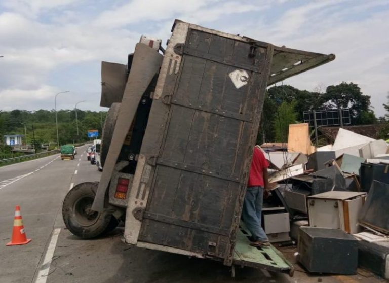 Hilang Kendali Saat Menikung, Truk Muatan Box Terbalik di Exit Tol Bawen