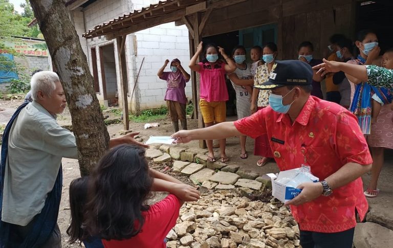 Kunjungi Lokasi Longsor di Kalilateng Mluweh, Wabup Semarang Bagi-bagi Masker