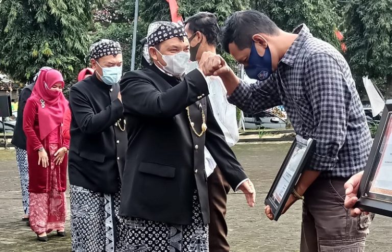 Bantu Warga Terdampak Pandemi, Bupati Semarang Ajak ASN Beli Produk Lokal