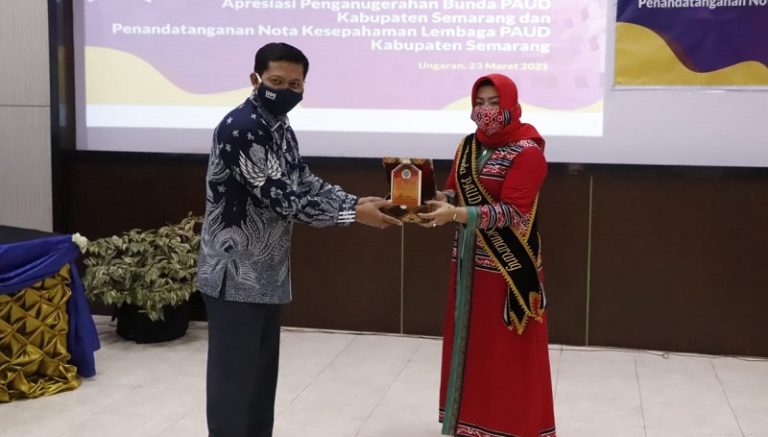 UNW Apresiasi Hj Peni Ngesti Nugraha Penganugerahan Bunda PAUD