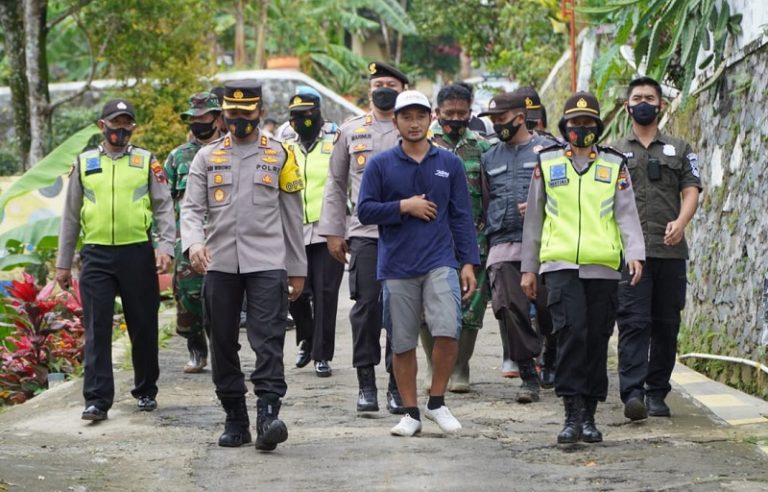 Tinjau Longsor di Brongkol Jambu, Kapolres Semarang: Waspada Hujan dan Petir