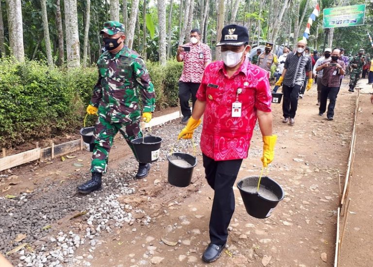 Buka TMMD Reguler-110, Bupati Ngesti Nugraha Sengkuyung Angkat Adonan Cor