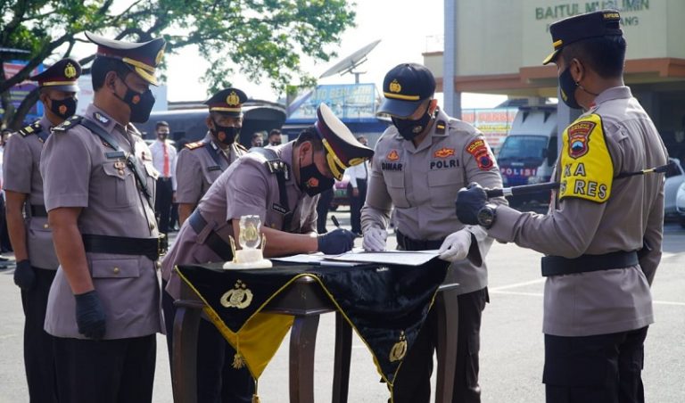 Kapolres Semarang Pimpin Sertijab Kabag Ren dan Kapolsek Tuntang Kapolres Semarang Pimpin Sertijab Kabag Ren dan Kapolsek Tuntang