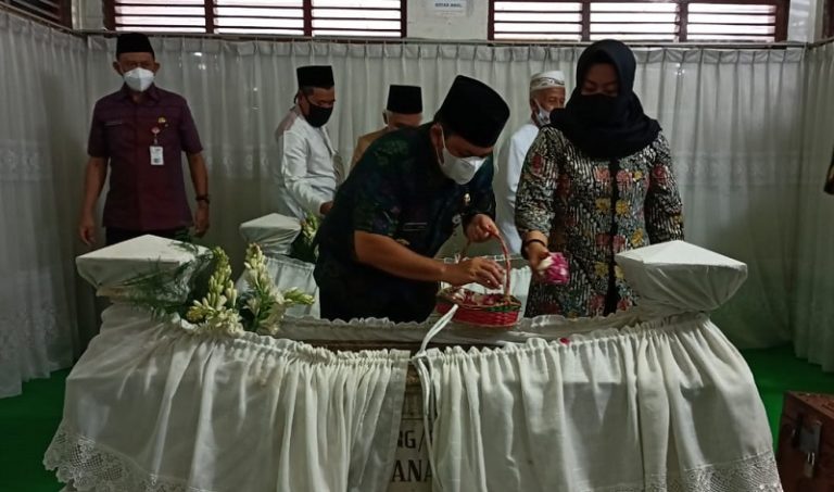 Jelang HUT ke-500 Kabupaten Semarang, Bupati Ngesti Nugraha Sholat Sunah Sebelum Ziarah