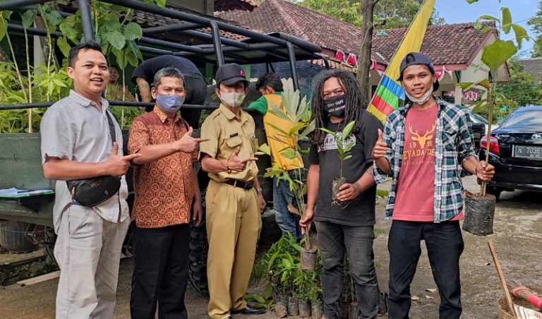 Peringatan Hari Bumi: Tanam Pohon hingga Bedah Film Lingkungan di Basecamp Watu Tumpeng Getasan Peringatan Hari Bumi: Tanam Pohon hingga Bedah Film Lingkungan di Basecamp Watu Tumpeng Getasan