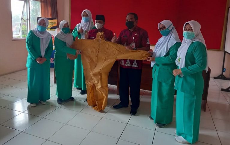 Fatayat Bantu Tenaga Kesehatan 400 Hazmat Produksi Nyatnyono Ungaran