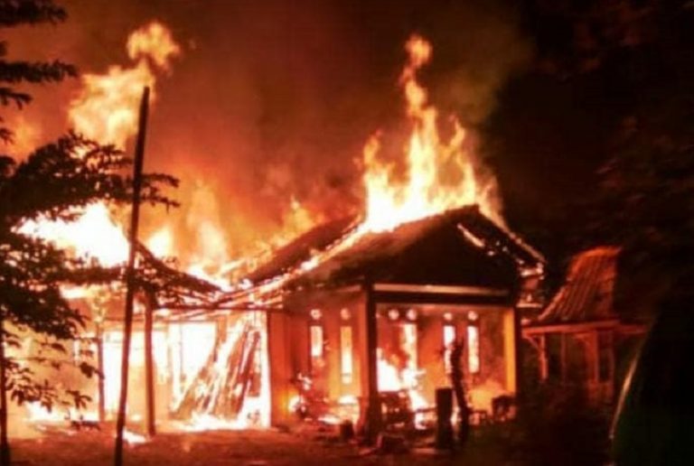 Diduga Konsleting, Rumah dan 4 Motor Warga Tempuran Bringin Ludes Terbakar Diduga Konsleting, Rumah dan 4 Motor Warga Tempuran Bringin Ludes Terbakar
