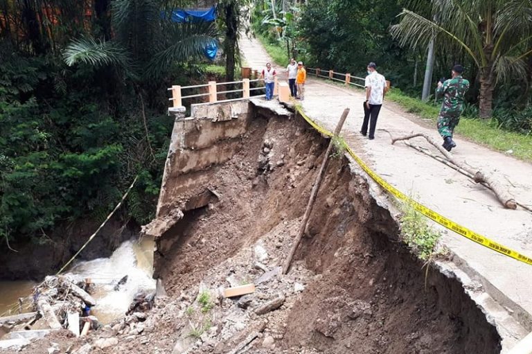 Tinjau Jalan dan Jembatan Longsor, Bupati Semarang Minta Segera Dibenahi
