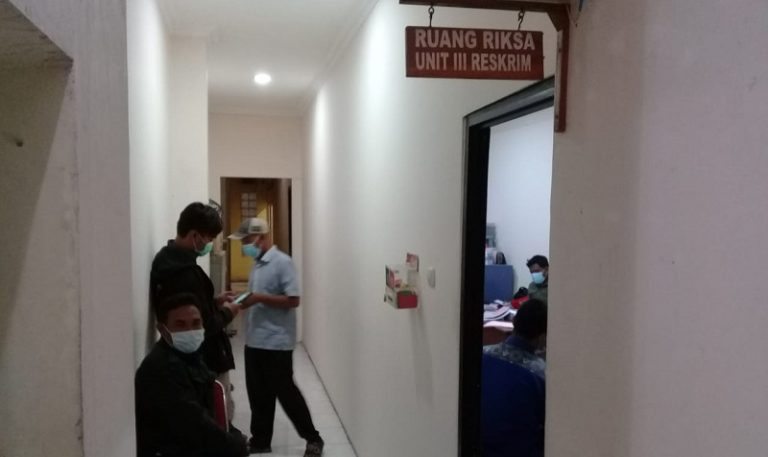 Datangi Polres Semarang, Warga Nyemoh Bringin Pertanyakan Dugaan Penyimpangan Proyek Jalan