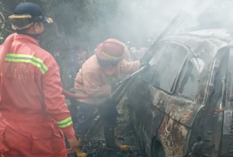 Mesin Sulit Dihidupkan, Mobil CRV Warga Wujil Terbakar dalam Garasi