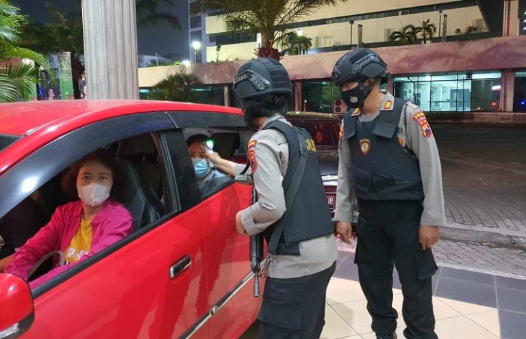 Patroli Cipta Kondisi, Tim Denok Ditsamapta Polda Jateng Bantu Vaksinasi Drive Thru Lansia