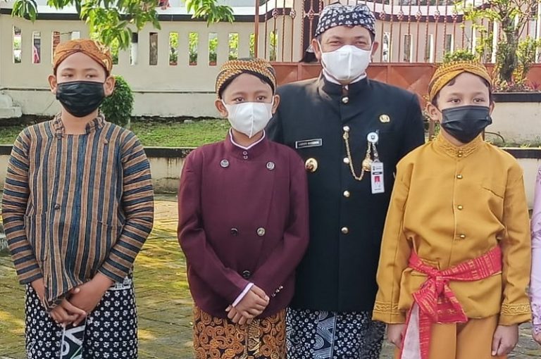 Pimpin Upacara Hardiknas, Bupati Semarang Beri Semangat Guru dan Siswa