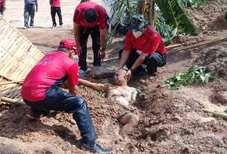 DPC PDI Perjuangan Simulasi Penanganan Bencana, Bupati Turut Evakuasi Korban Tertimbun Longsor