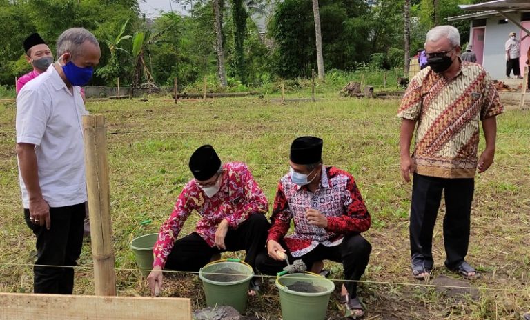 Ground Breaking SMP Istiqomah Ungaran, Prof Saerozi: Rencana Dibangun 3 Lantai