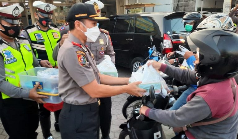 Bagikan Takjil di Terminal Sisemut Ungaran Sembari Sosialisasi Larangan Mudik
