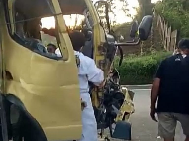 Tabrak Bagian Belakang Kontainer, Sopir Truk Asal Salatiga Terjepit