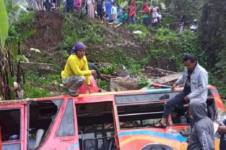 Tergelincir Tumpahan Solar Minibus Masuk Sungai di Sumowono, Ini Daftar Para Korban