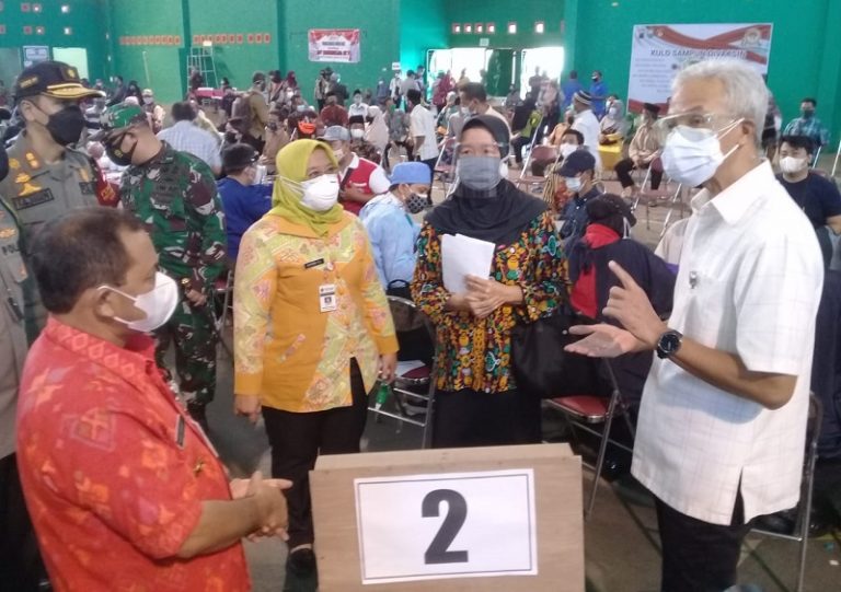 Pantau Vaksinasi di GOR Wujil, Ganjar Perintahkan Awasi Restoran dan Pasar