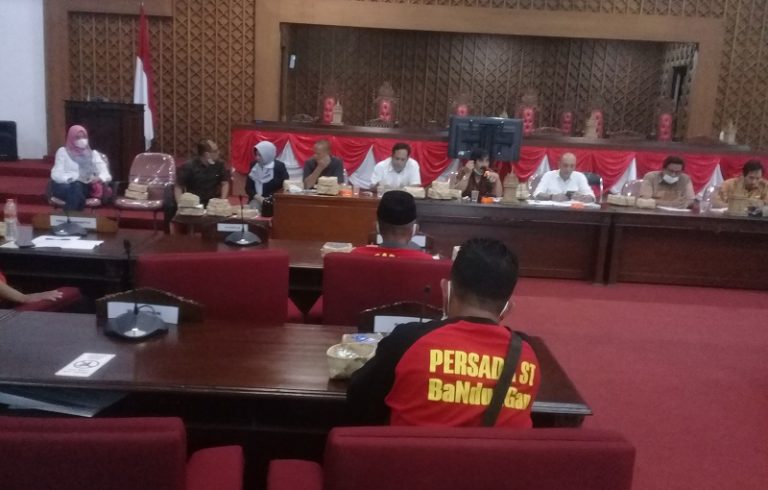 Diperlakukan Kasar Oknum Petugas Dishub, Pedagang Bunga Bandungan Geruduk Dewan