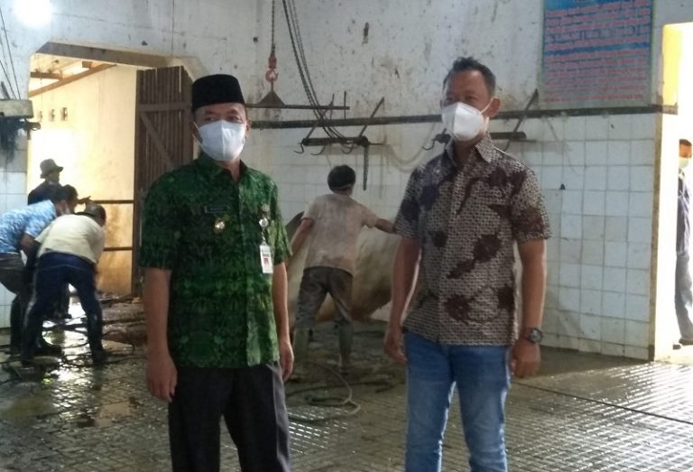 PDAM Kabupaten Semarang Bagikan Kurban dan Sembako Warga Isoman