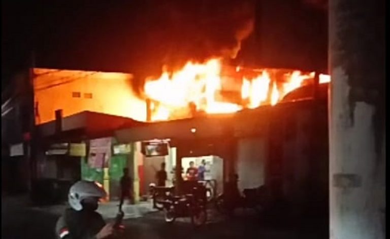 Gudang Dekor dan Wayang Kulit Peninggalan Dalang Sudirman Ungaran Terbakar