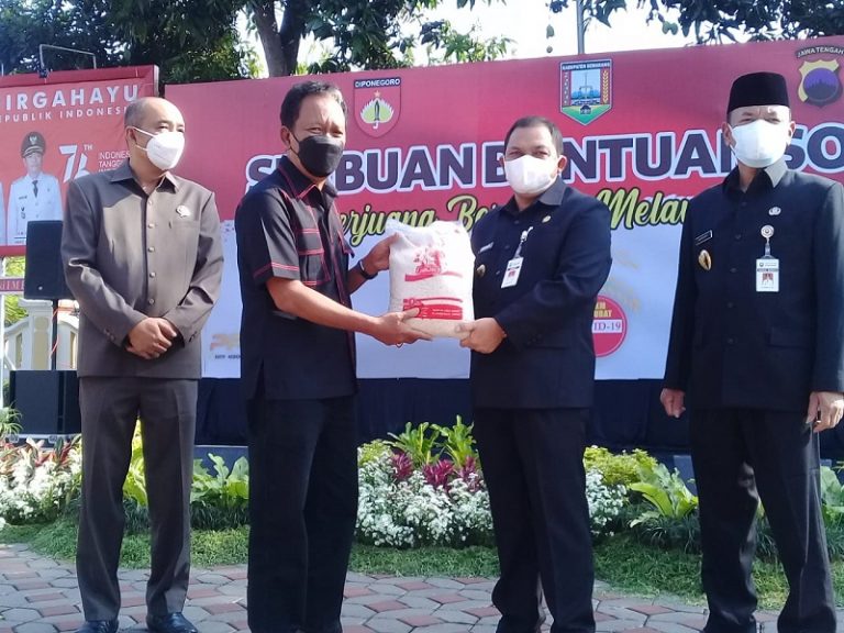 Bambang Krebo Sisihkan Gaji, Borong 3,6 Ton Beras untuk Warga Terdampak PPKM