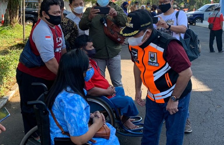 Disabilitas Terima Bantuan Sembako Gotong-Royong, Doakan Pandemi Berakhir