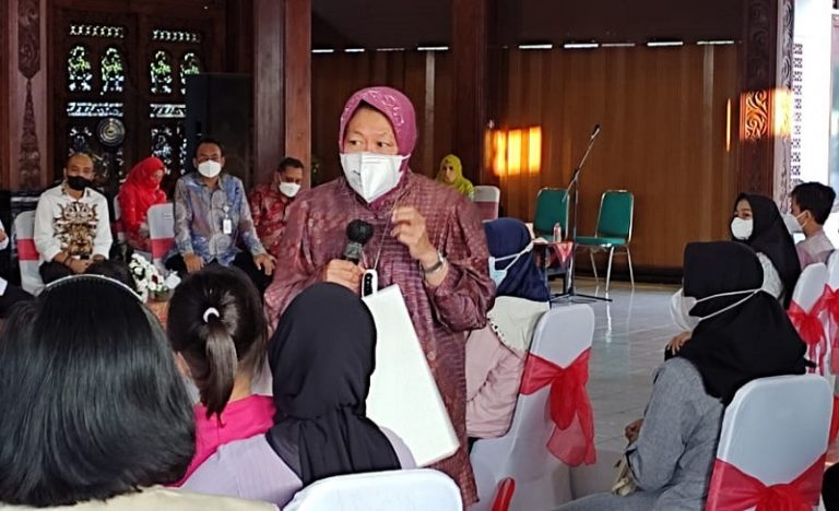 Menangis di Depan Anak Yatim Piatu Korban Covid, Risma Minta Mereka Tetap Kuat